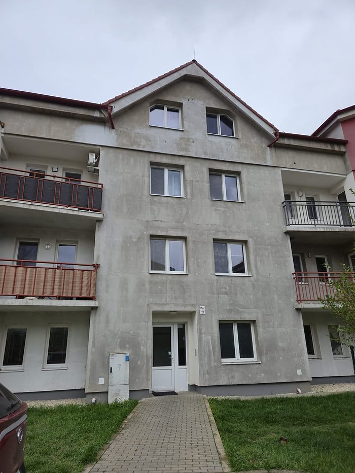 Bytový dům před rekonstrukcí &mdash; původní šedá fasáda bez zateplení